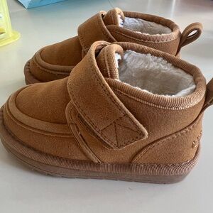 Toddler 5T fleece lined boots dream pairs